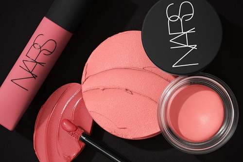 TÜY KADAR HAFİF & KADİFEMSİ GÖRÜNÜM:  NARS AIR MATTE