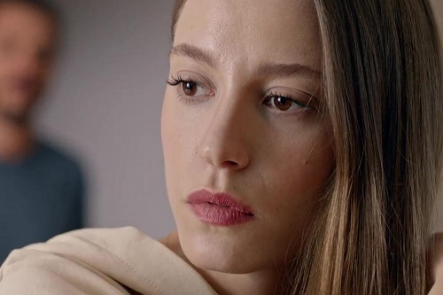 SERENAY SARIKAYA'NIN Fİ DİZİSİNDEKİ DURU MAKYAJI NASIL YAPILIR?