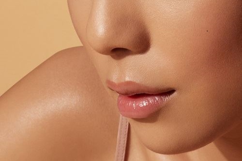 HEM KAPATICI HEM DE IŞILTILI: NARS NATURAL RADIANT LONGWEAR FONDÖTEN