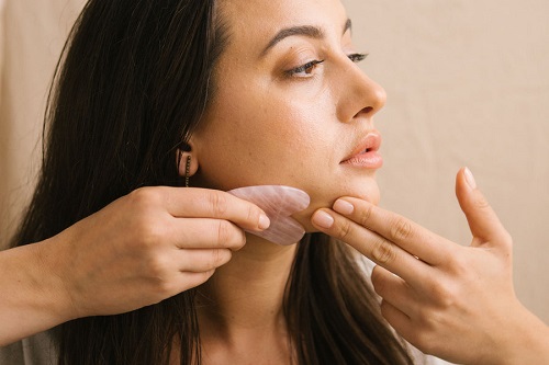 GUA SHA TAŞI YANAK İNCELTİR Mİ?