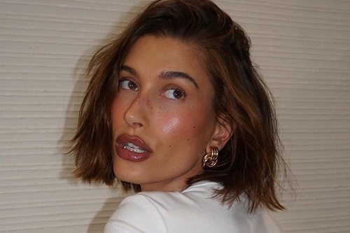 HAILEY BIEBER’IN YENİ SAÇ RENGİ: TARÇINLI KURABİYE