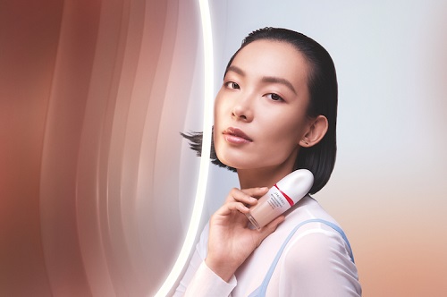 IŞILTILI VE BAKIMLI CİLDİN YENİ SIRRI: REVITALESSENCE SKIN GLOW FOUNDATION