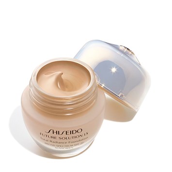 SHISEIDO - FUTURE SOLUTION LX TOTAL RADIANCE FOUNDATION SPF20 - Cildi Aydınlık Gösteren Yaşlanmaya Karşı Direnç Kazandıran Fondöten SPF 15