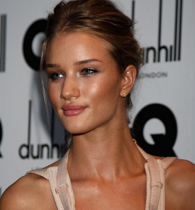 ROSIE HUNTINGTON STİLİ BRONZ MAKYAJ