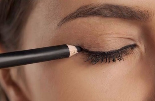 asimetrik göze eyeliner uygulaması