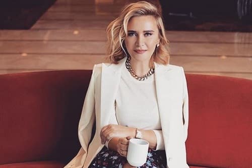 ASLI ŞEN’İN GÜNLÜK MAKYAJINDAKİ VAZGEÇİLMEZ ÜRÜNLERİ